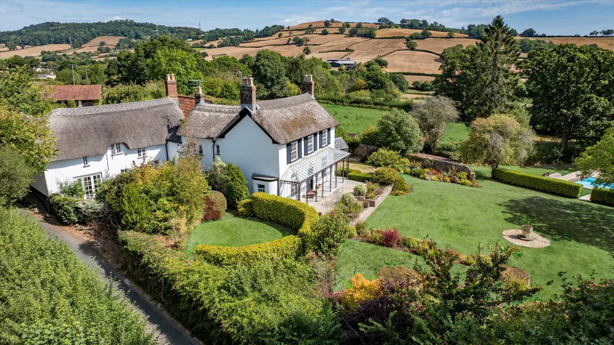Devon EX13: cottage with a pool