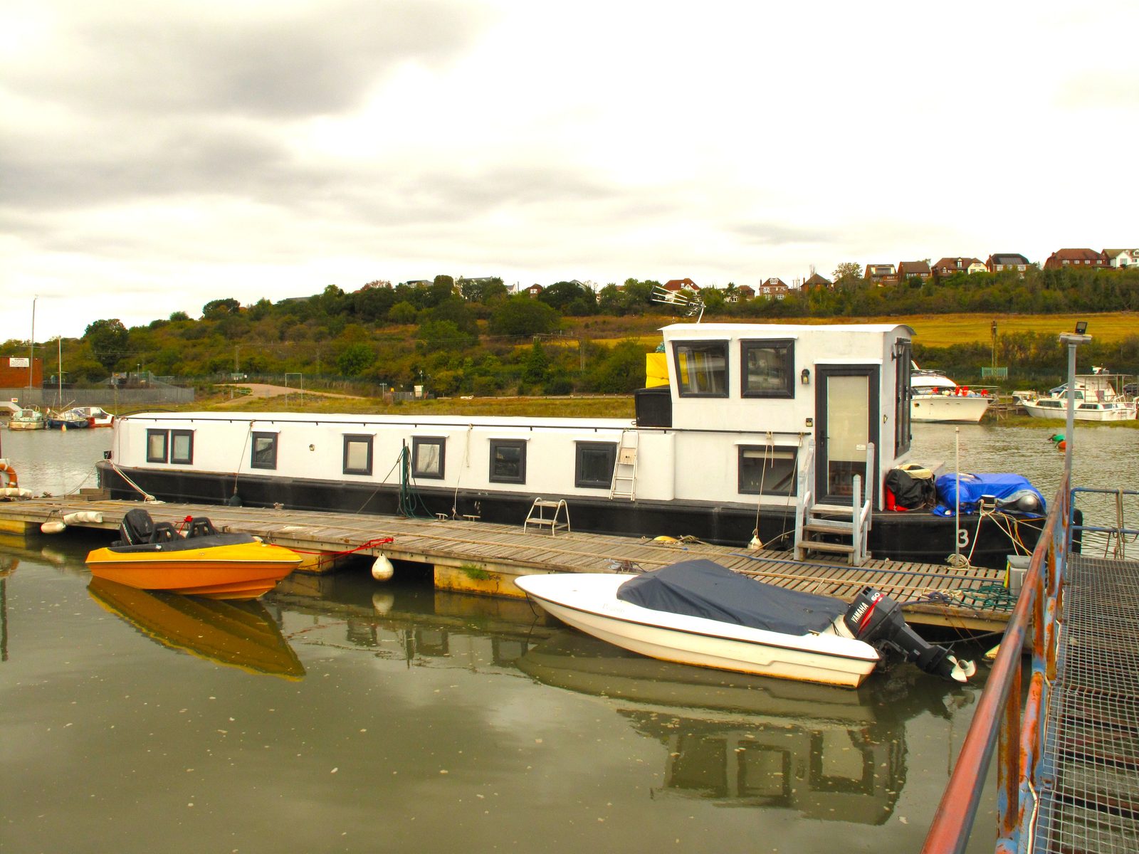 Houseboat Barge (No 3) on Residential liveaboard mooring.: apartment with a moor