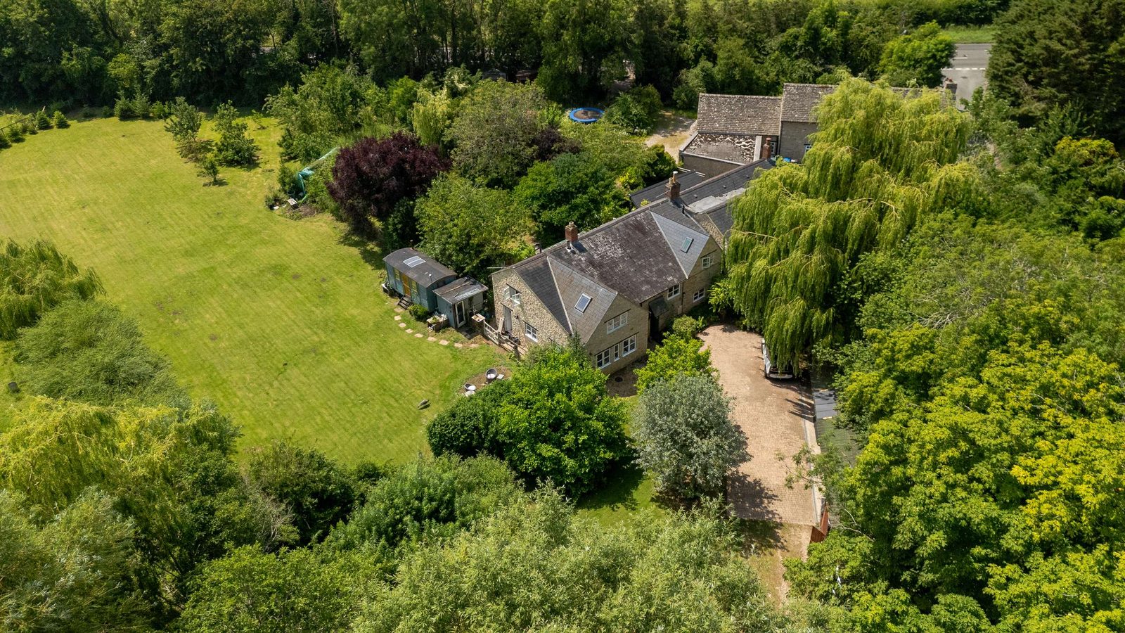 Smallholding with outbuildings in Thrupp