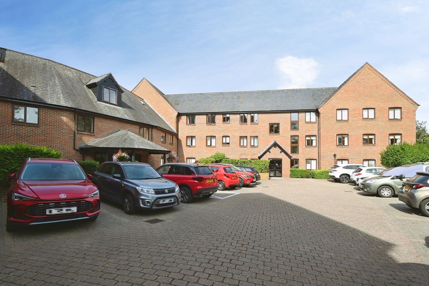 Chain free waterfront apartment in Twyford