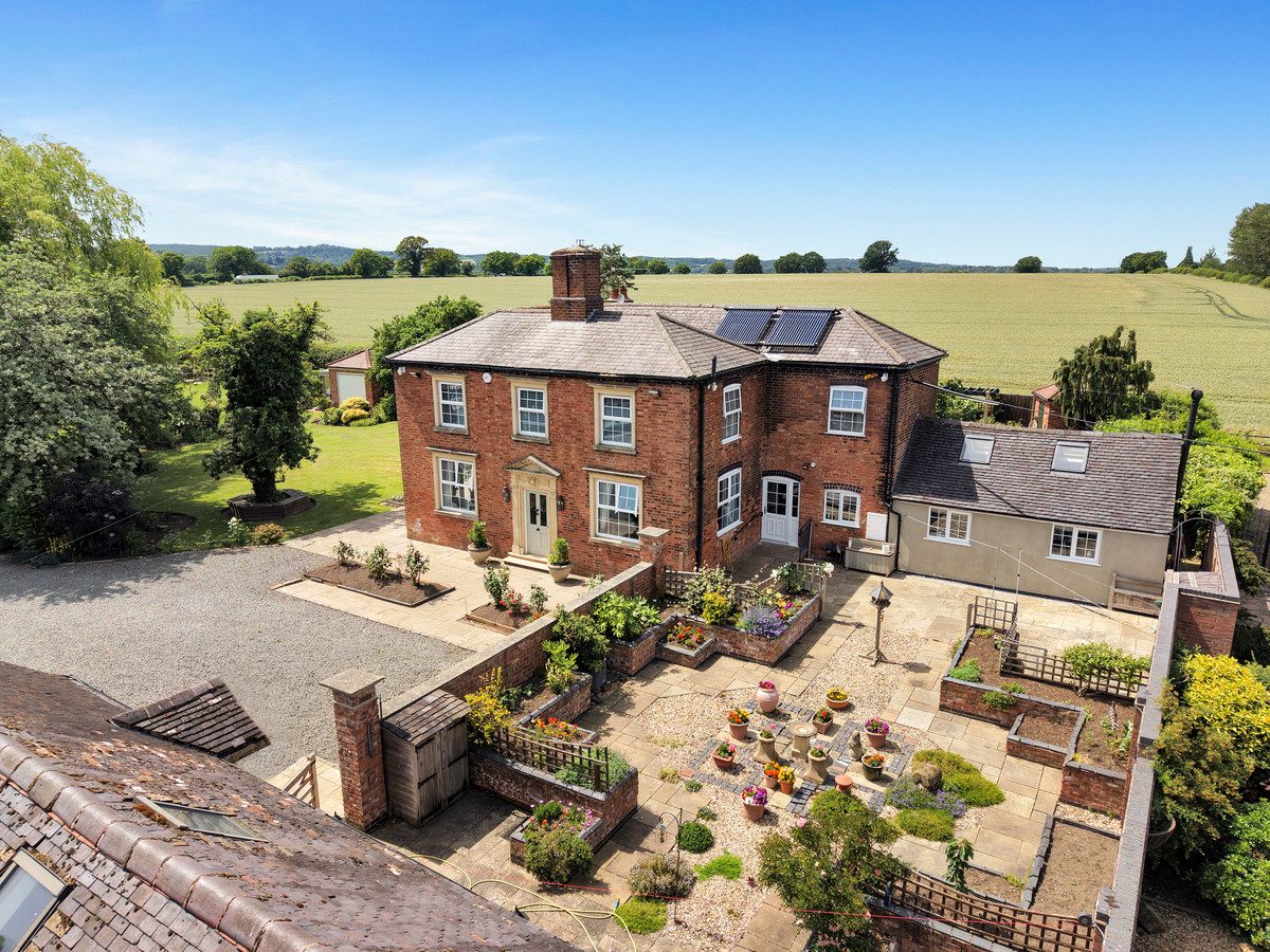 Detached House for sale with 6 bedrooms, Watling Street, Nuneaton