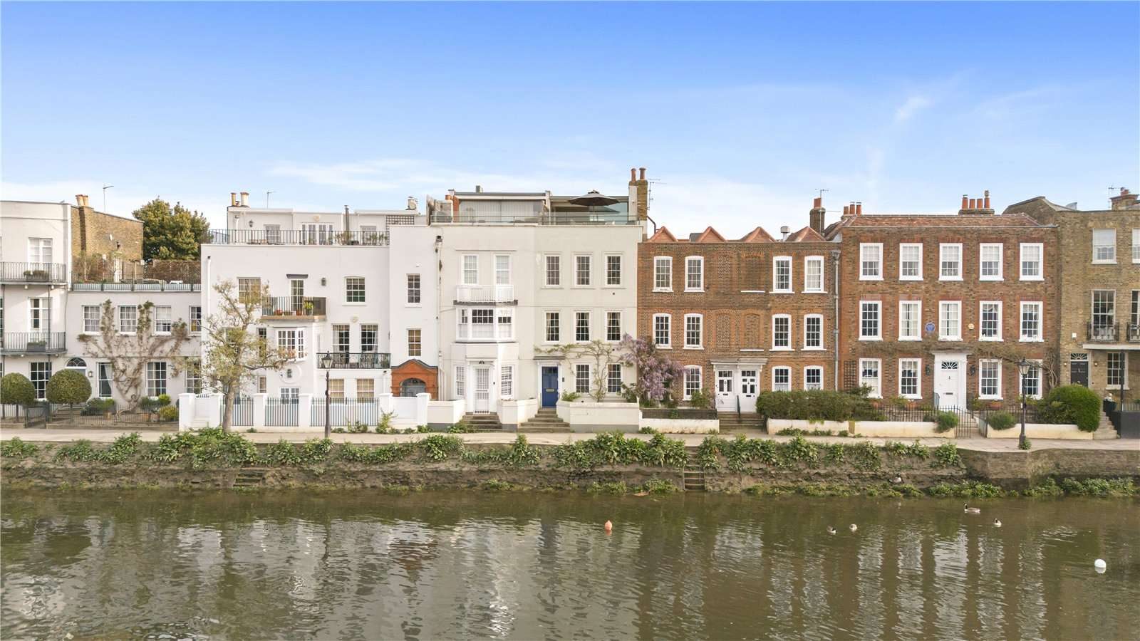 London: grade II listed waterfront house