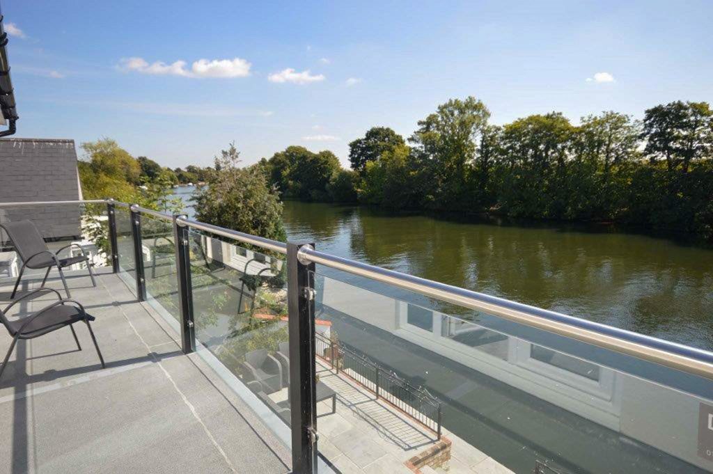 Sunbury Court Island, Sunbury-on-Thames ( For Sale )