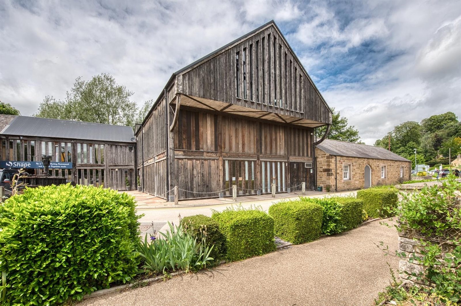 Bakewell: chain free waterfront apartment
