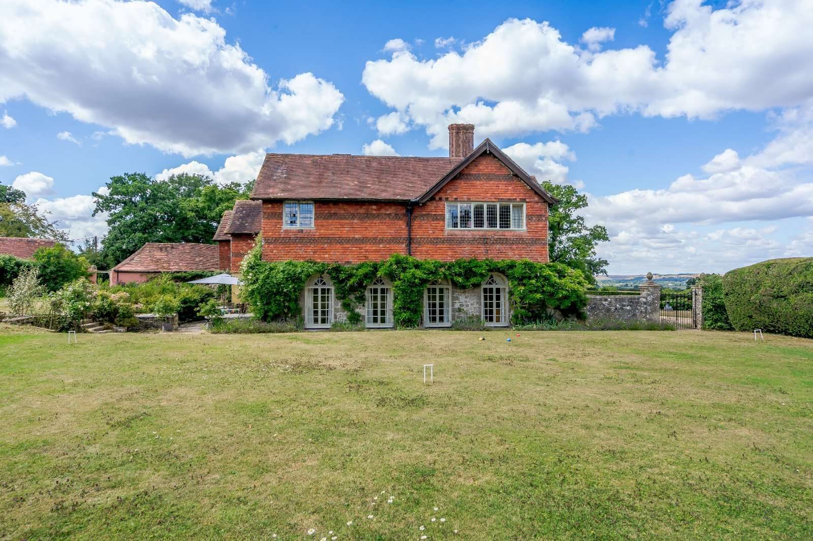 Shaftesbury: cottage with a pool
