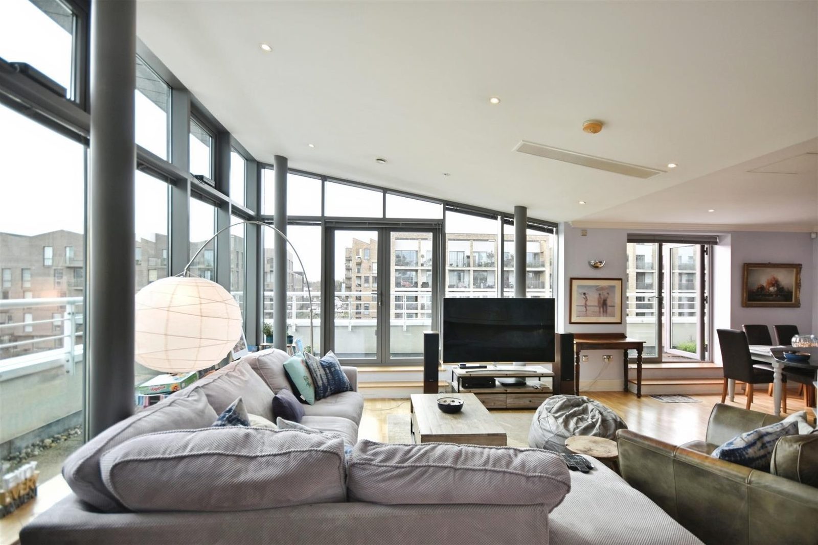 Brentford: chain free waterfront apartment