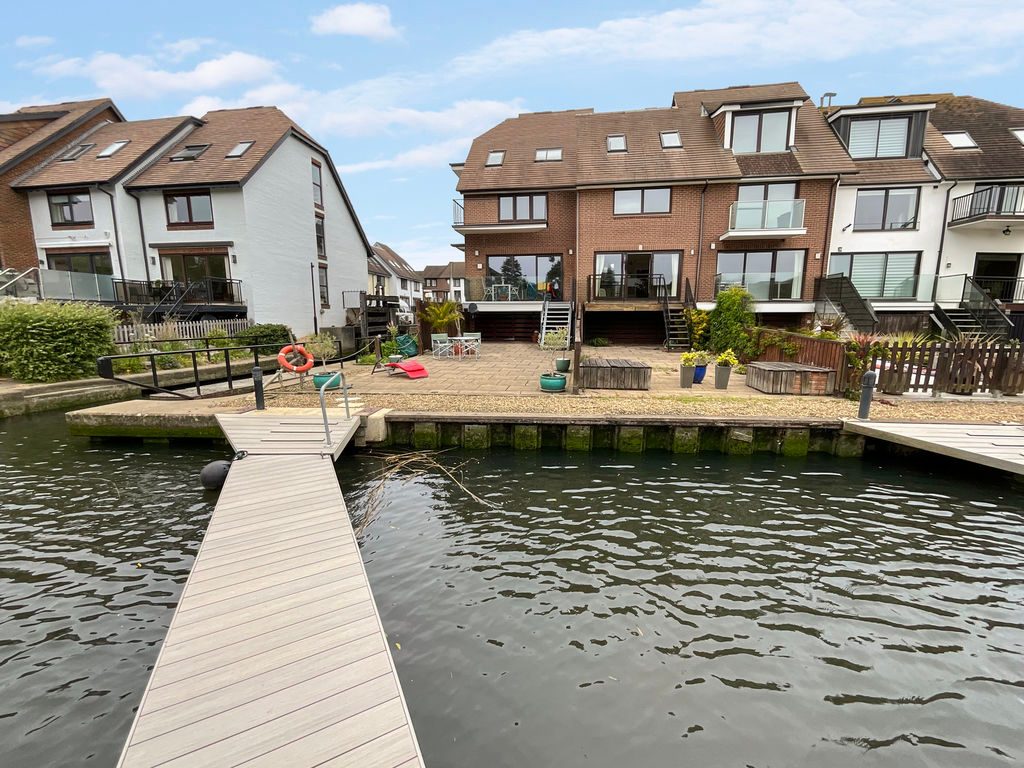 Christchurch: waterfront apartment with a mooring