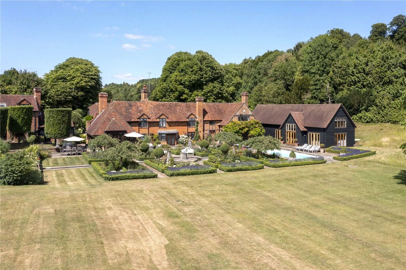 Marlow: cottage with a pool