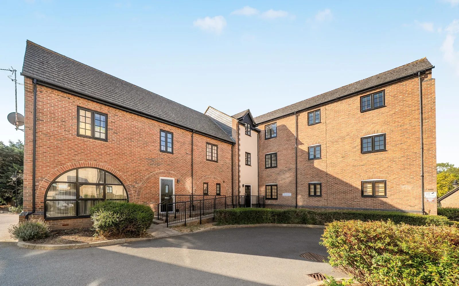 Chain free waterfront apartment, Bedford