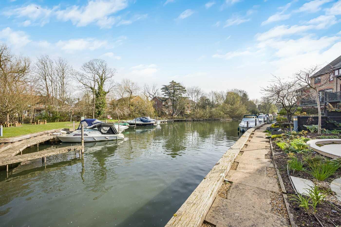 Reading: semi-detached townhouse with a mooring