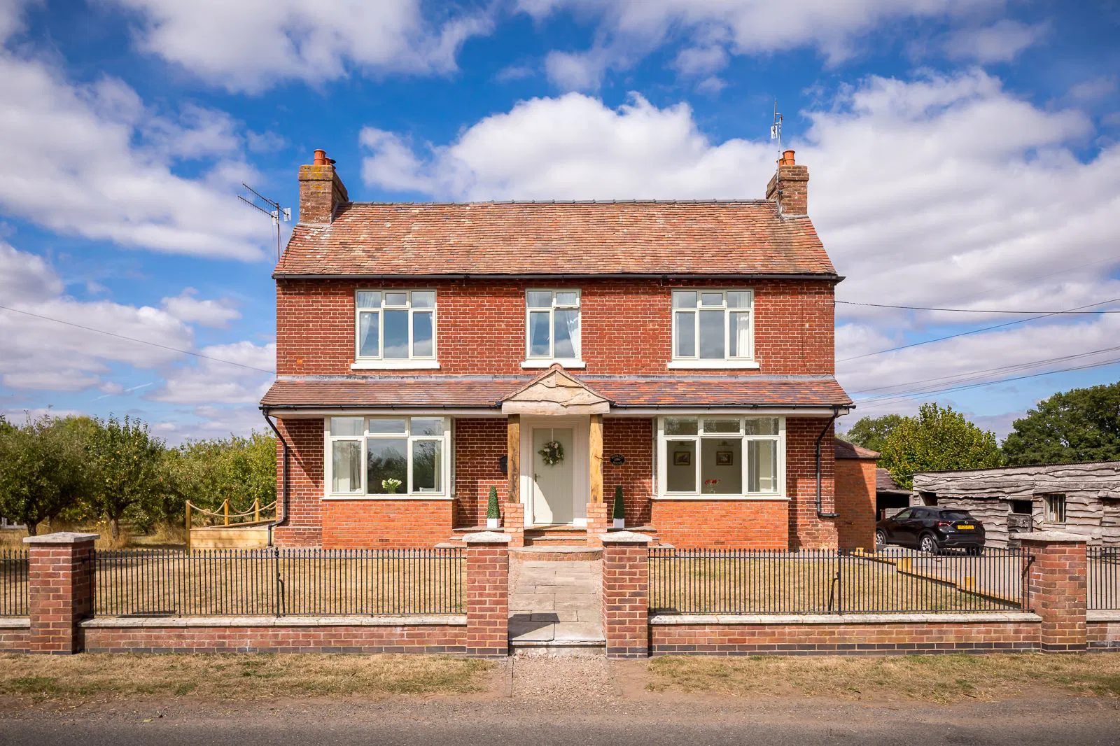 Handsome traditional house - great accommodation in excess 3000 sq ft all set