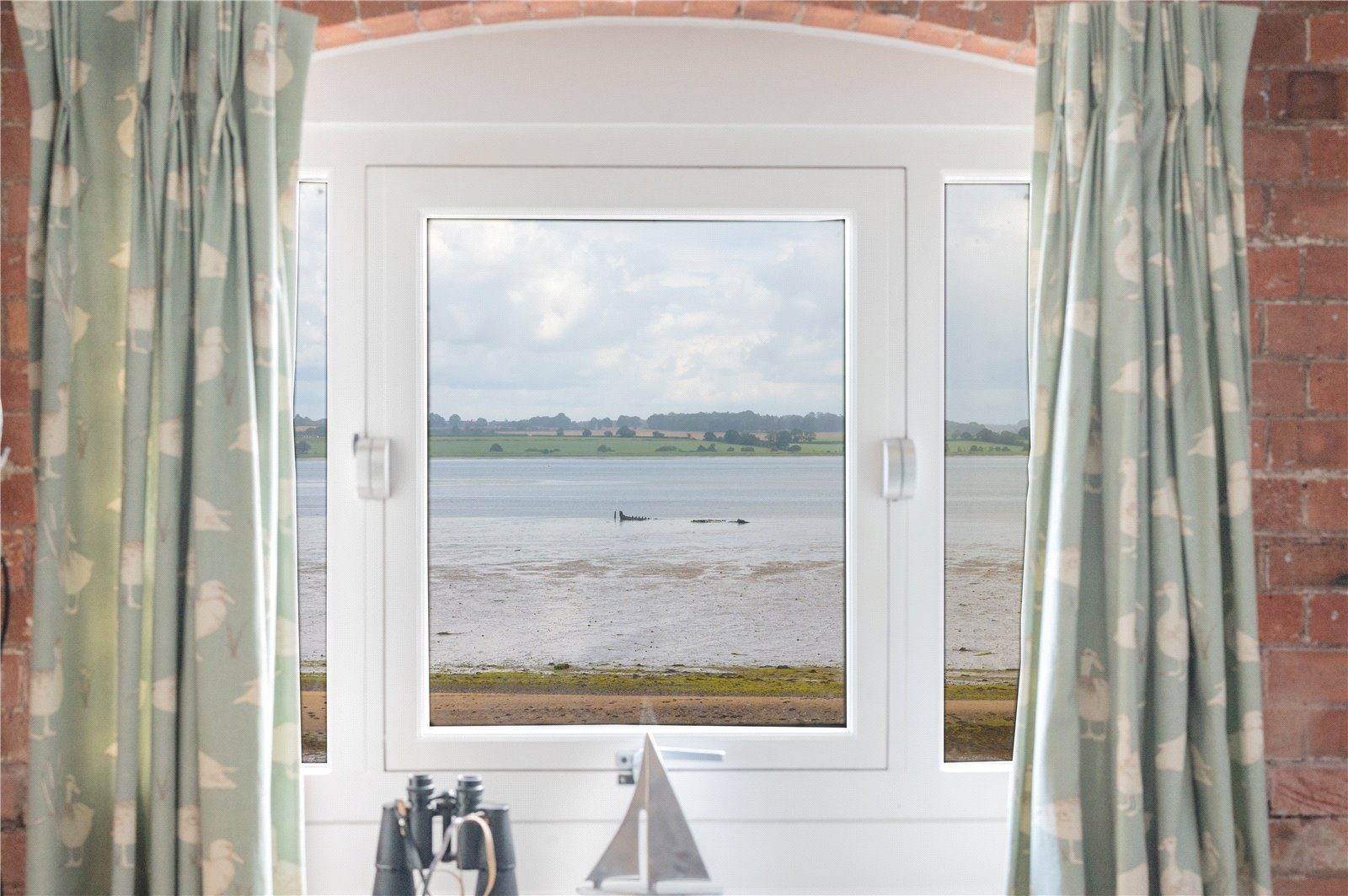 Manningtree: chain free waterfront duplex