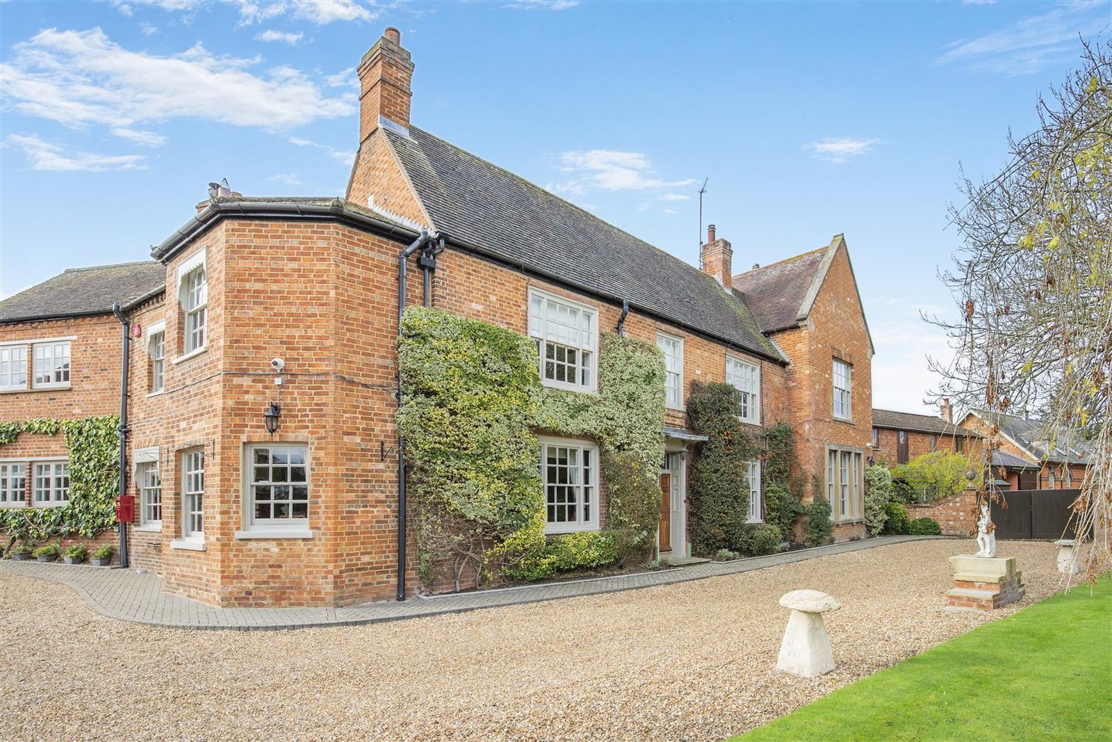 Detached House for sale with 6 bedrooms, Mill Lane, Newport Pagnell