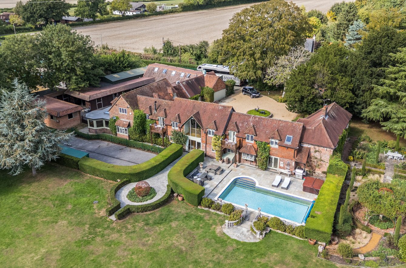 Waterlooville: equestrian with outbuildings