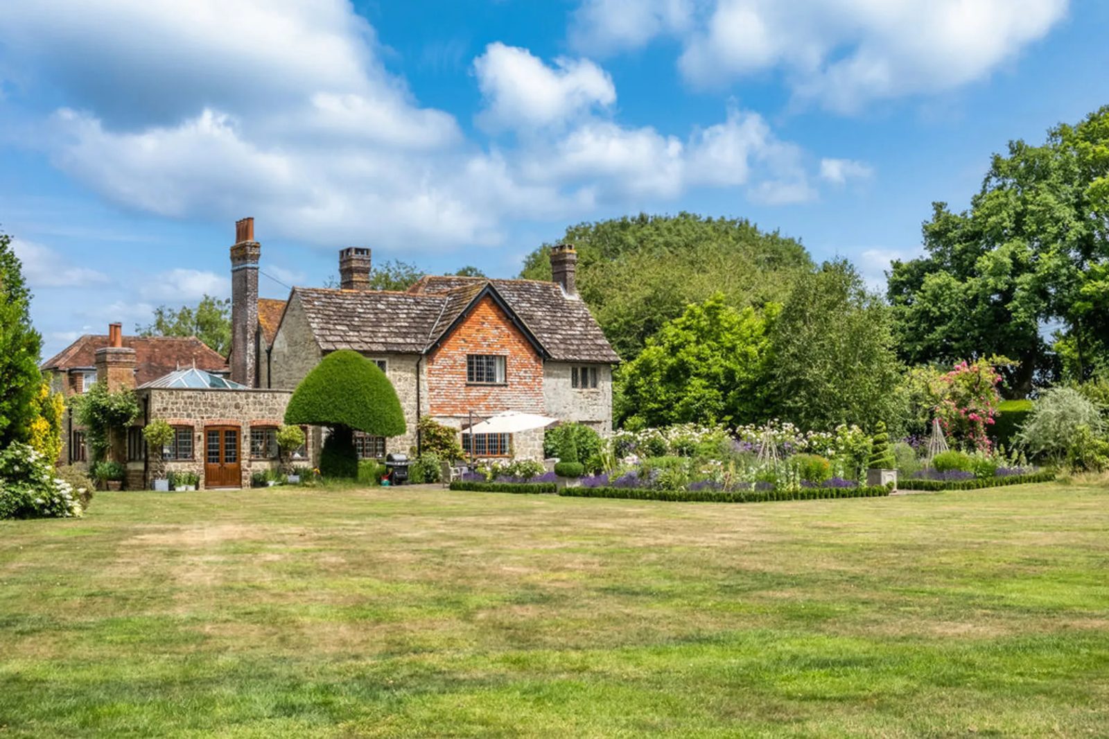 Nr. Pulborough: country house with a pool