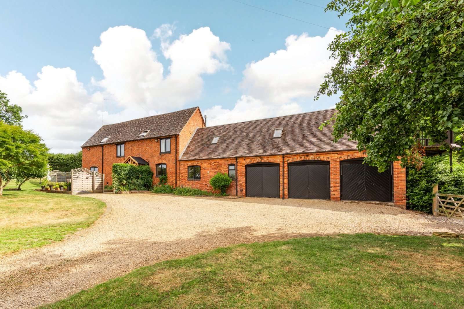 Northampton: barn conversion with outbuildings