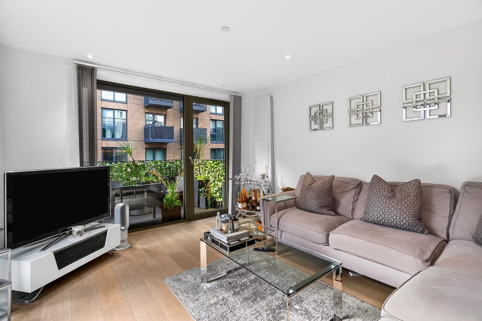 2 bedroom flat4 Cunningham Avenue, London, E16 2TN