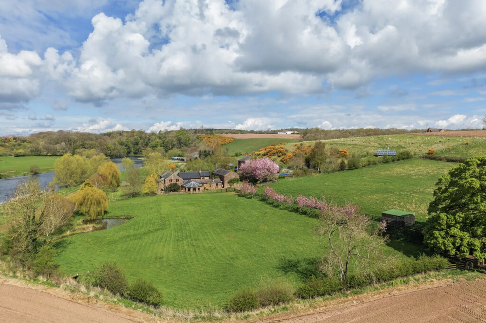 Barn conversion with paddocks in Nr. Cumwhitton