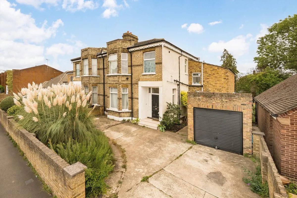 Swan Road, Feltham