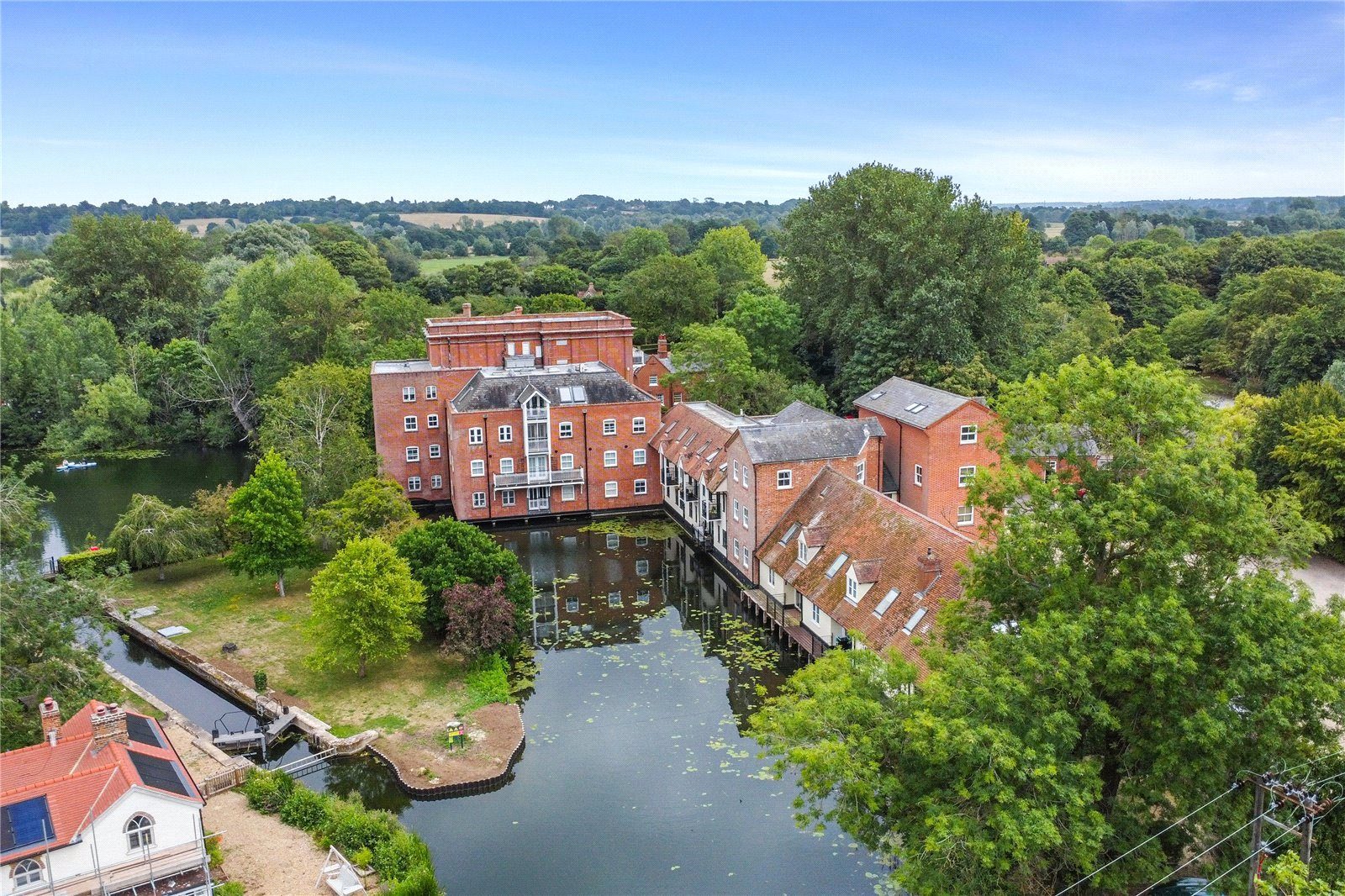 Colchester: apartment with a mooring
