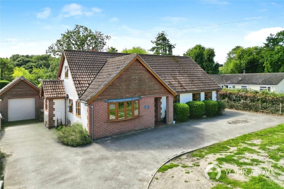 Cottage with outbuildings in Mutford