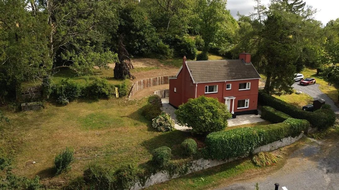 Llandeilo: smallholding with paddocks