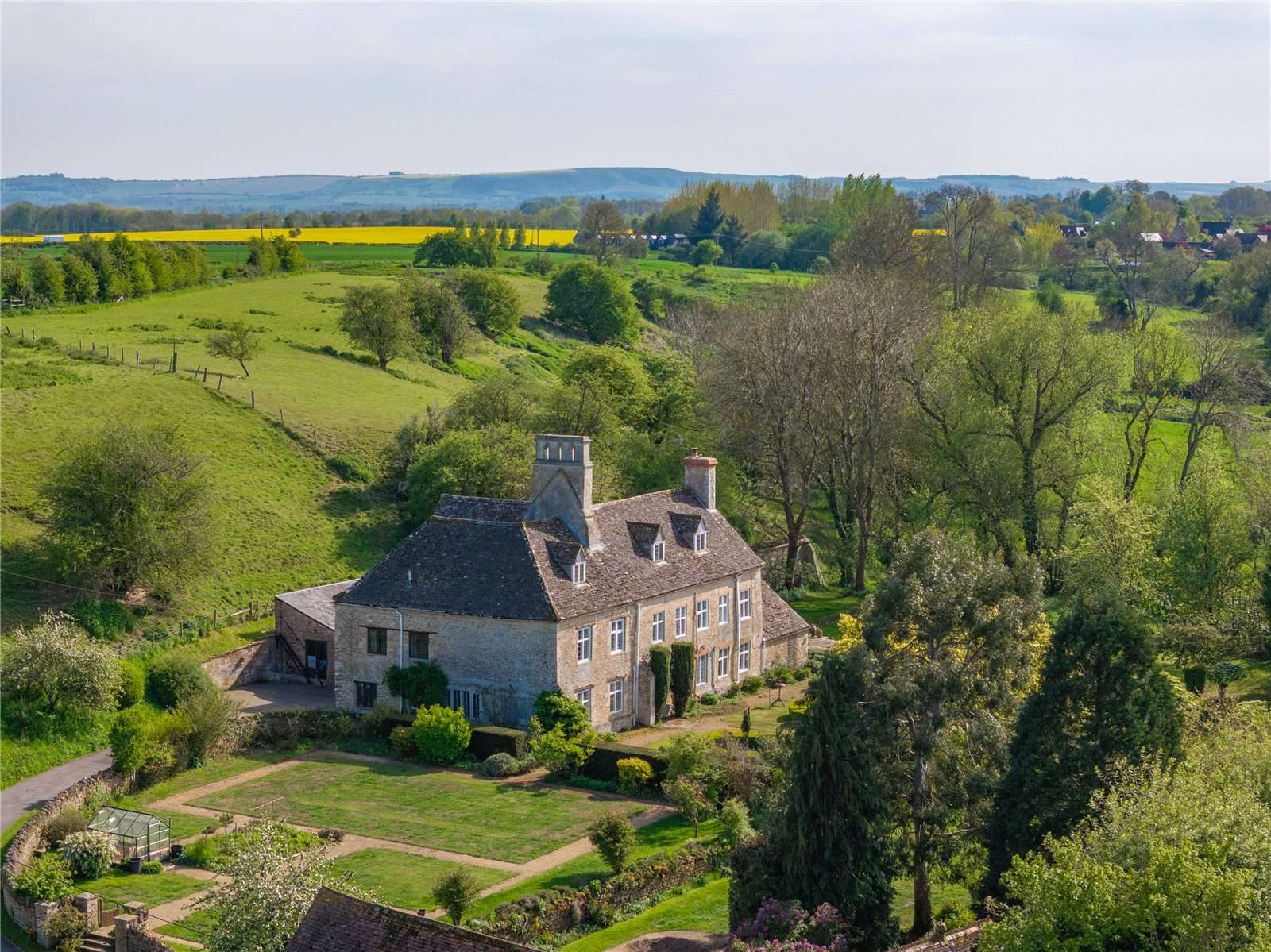 Farmhouse with paddocks, Faringdon