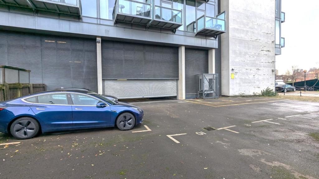 Parking to let in Yes