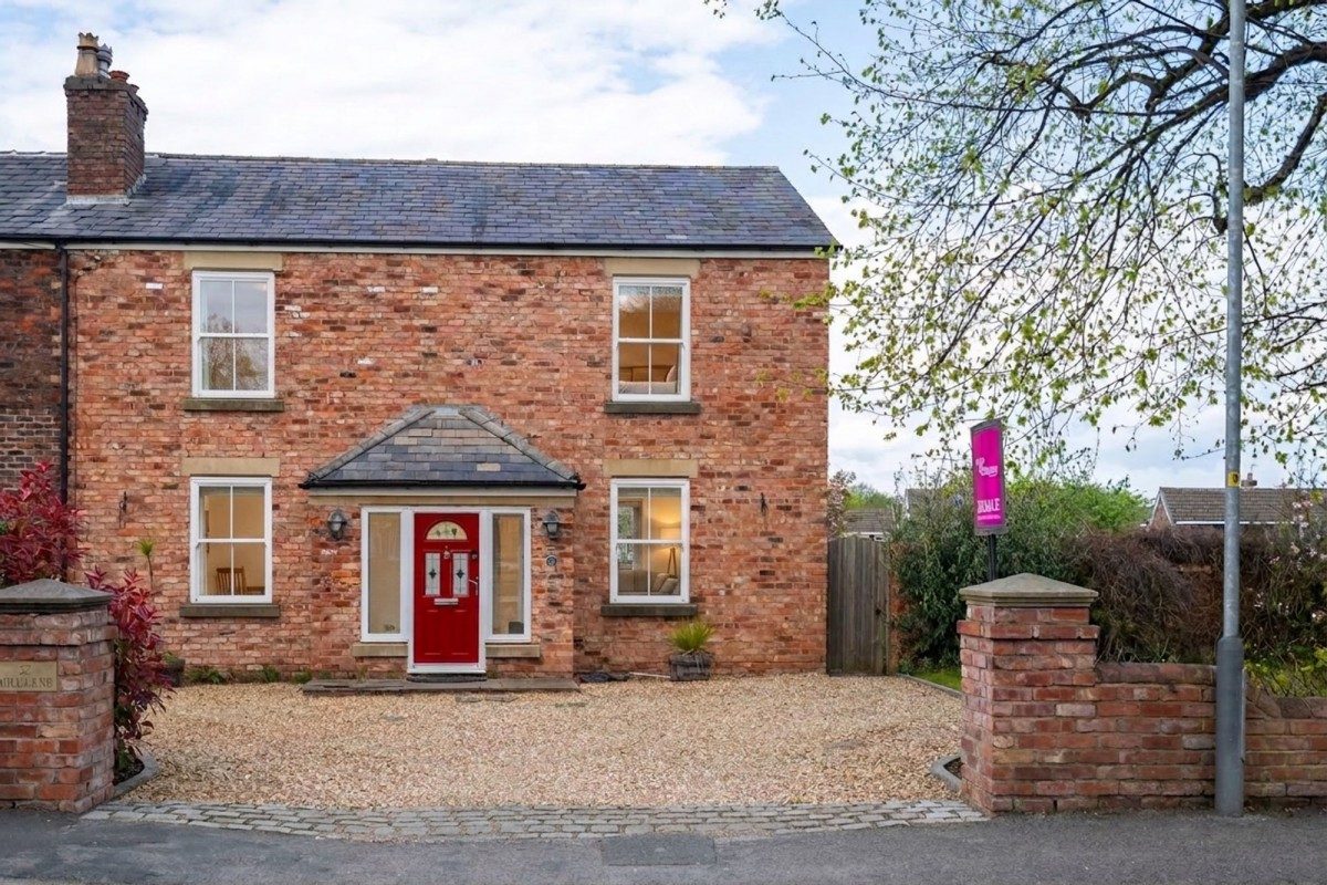 Cottage with a mooring in Burscough