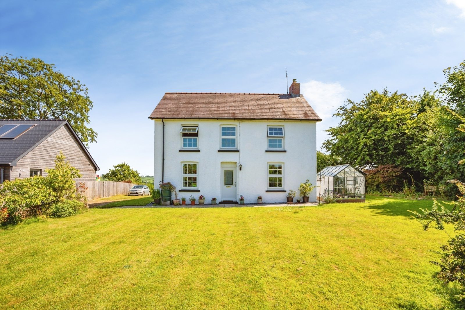 Carmarthenshi: detached house with paddocks