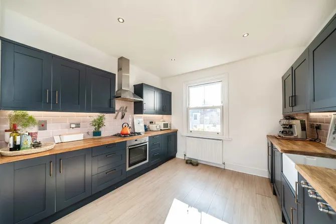 Earlsfield: period waterfront apartment