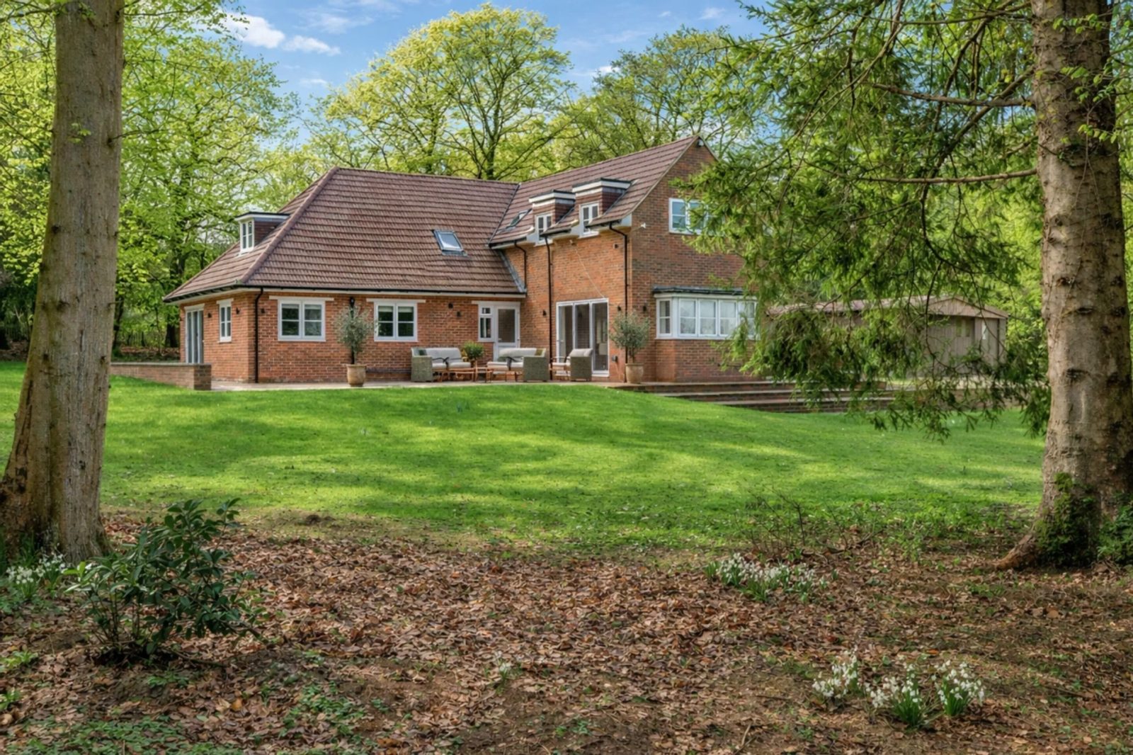 Burrows Cross Guildford GU5: detached house with outbuildings