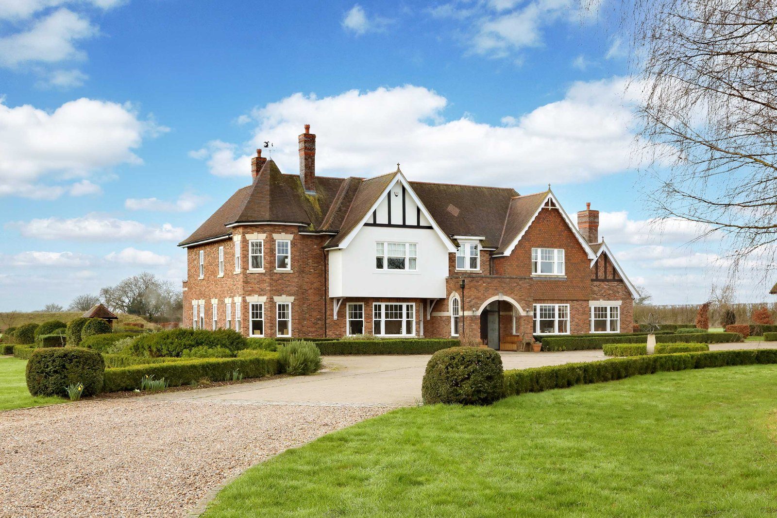 House with a pool in Latimer