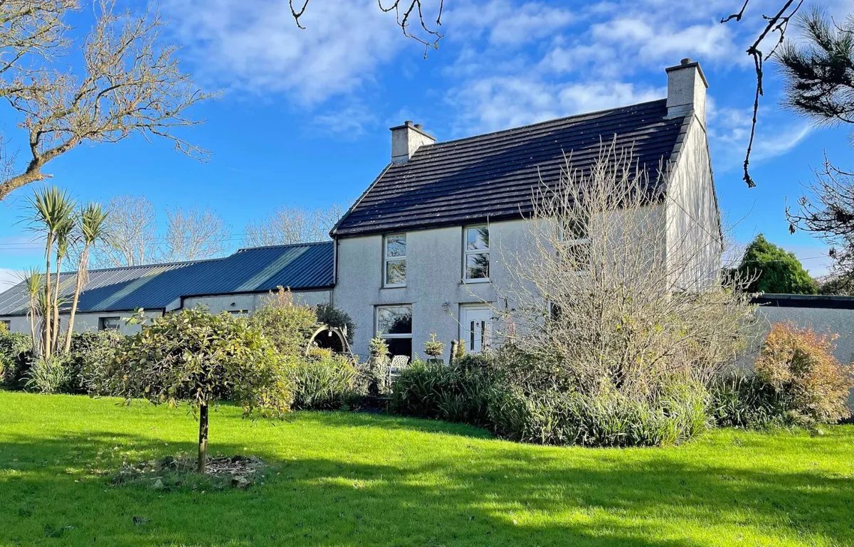 Isle of Anglesey: detached house with paddocks