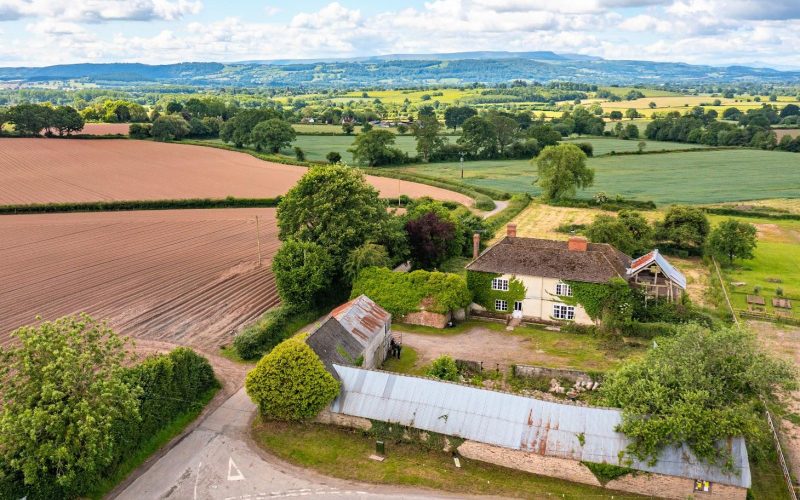 Farmhouse with further land available in Woonton