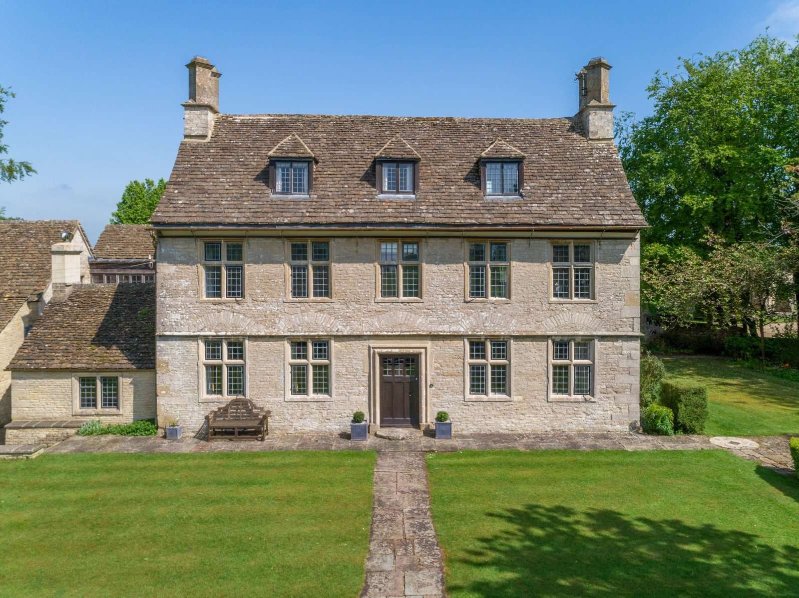 Tetbury: bungalow with a pool