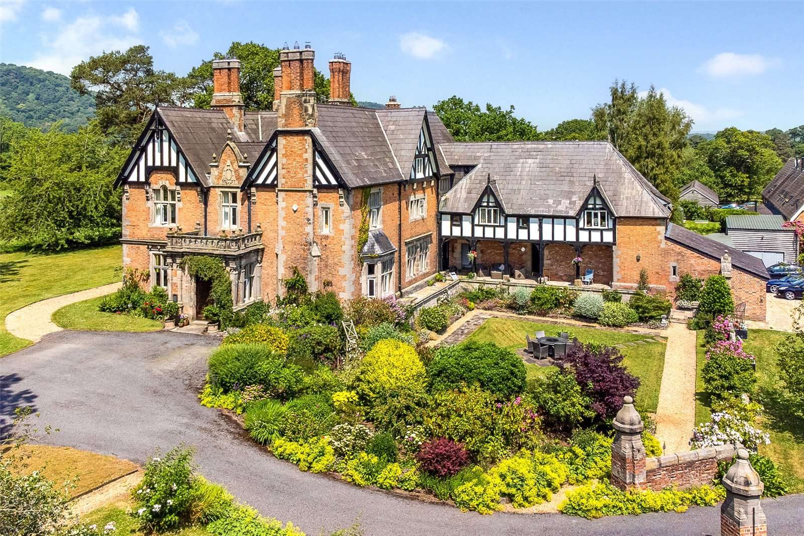 Malpas: country house with paddocks