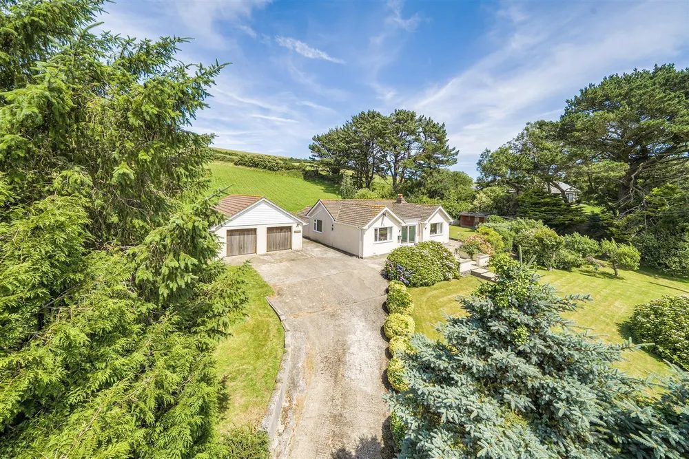 Ilfracombe: detached bungalow with paddocks