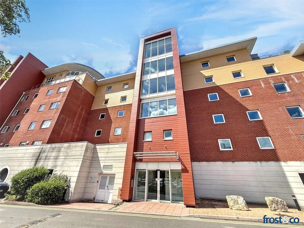 Poole: chain free waterfront apartment