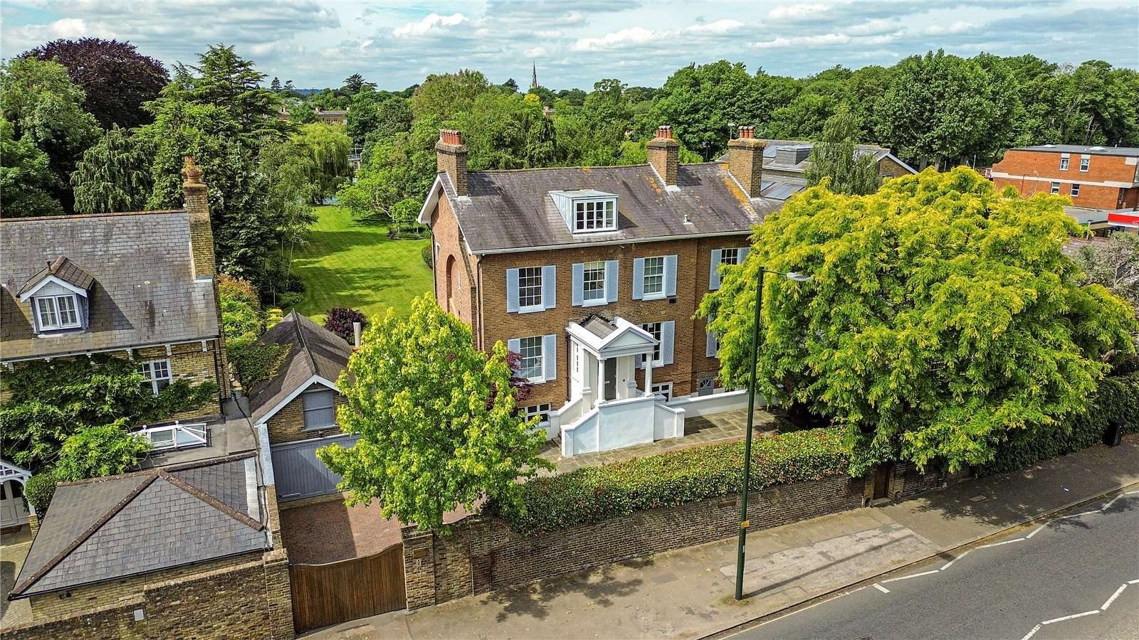 House with a mooring in East Molesey