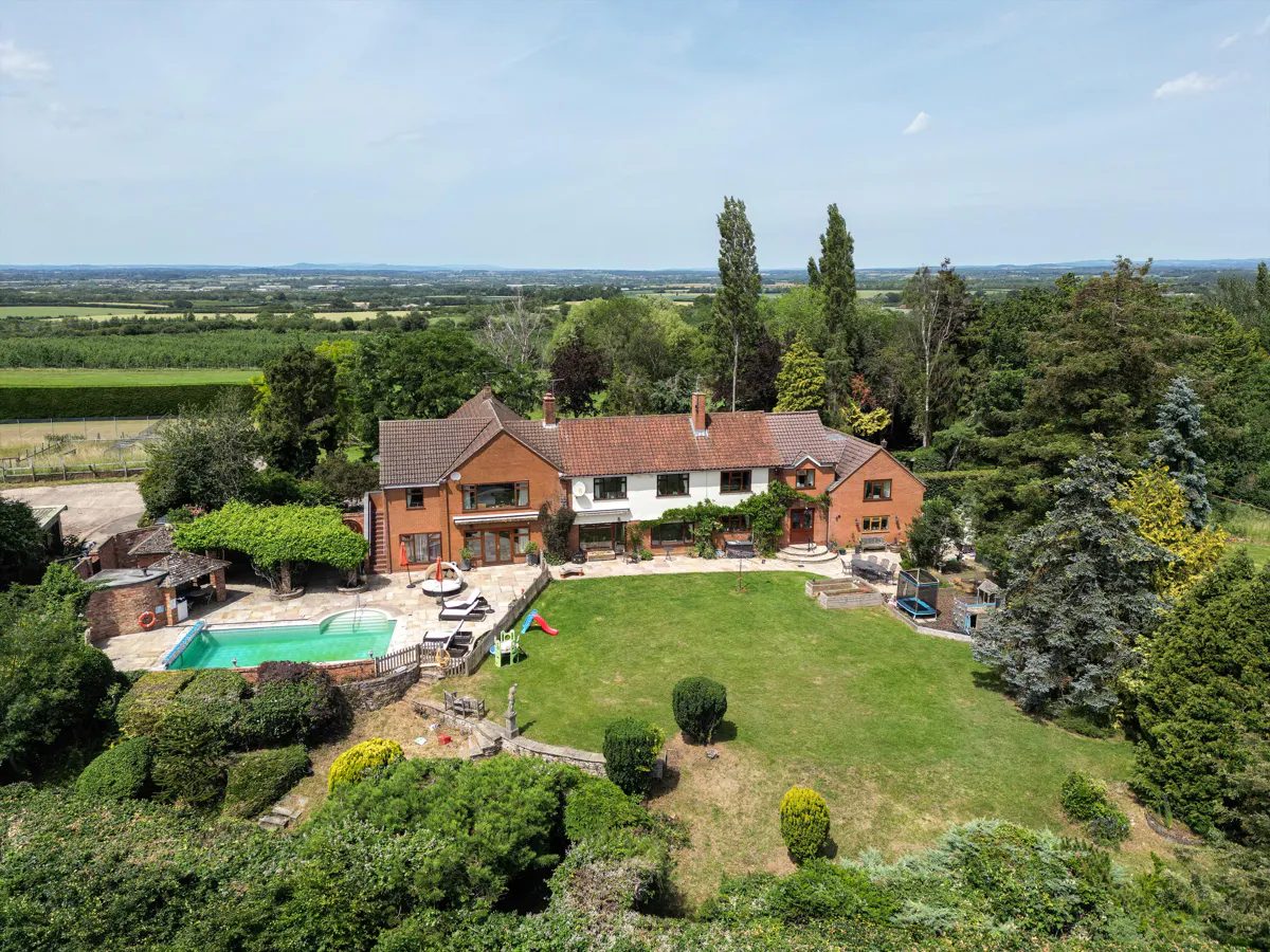 House with a pool, Worcestershire WR10