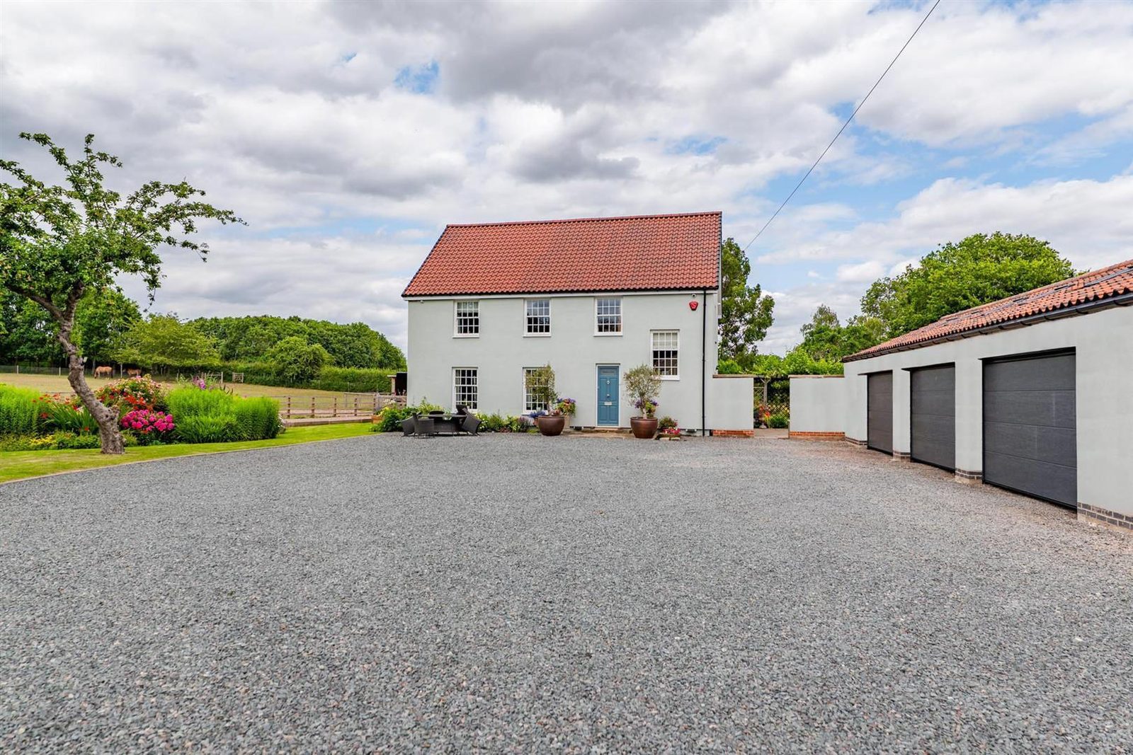 Syerston: equestrian with paddocks