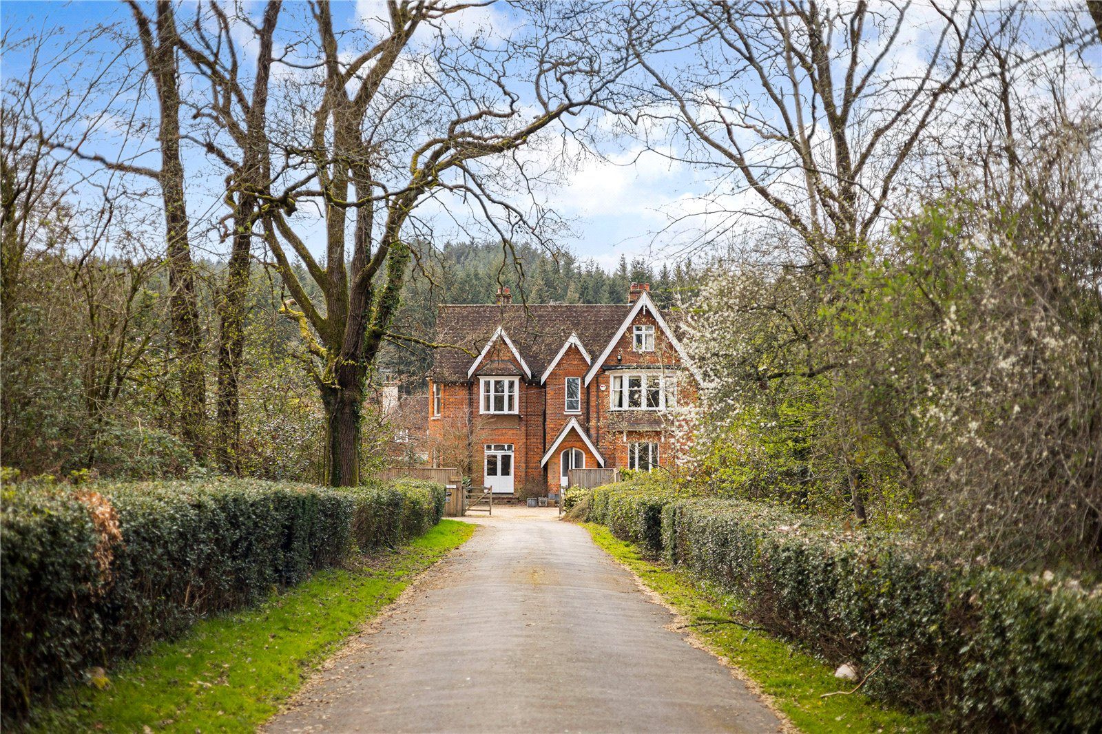 Horsham Road, Mid Holmwood, Dorking, Surrey, RH5 4ET