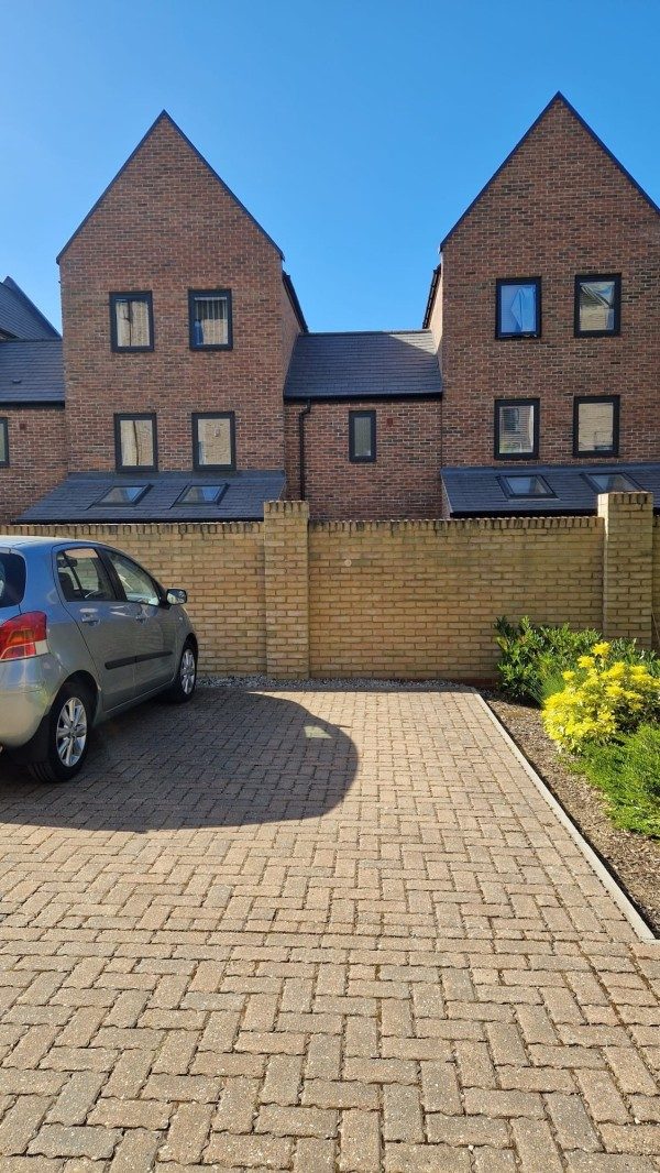 Parking on Lawrence Weaver Rd, CB3