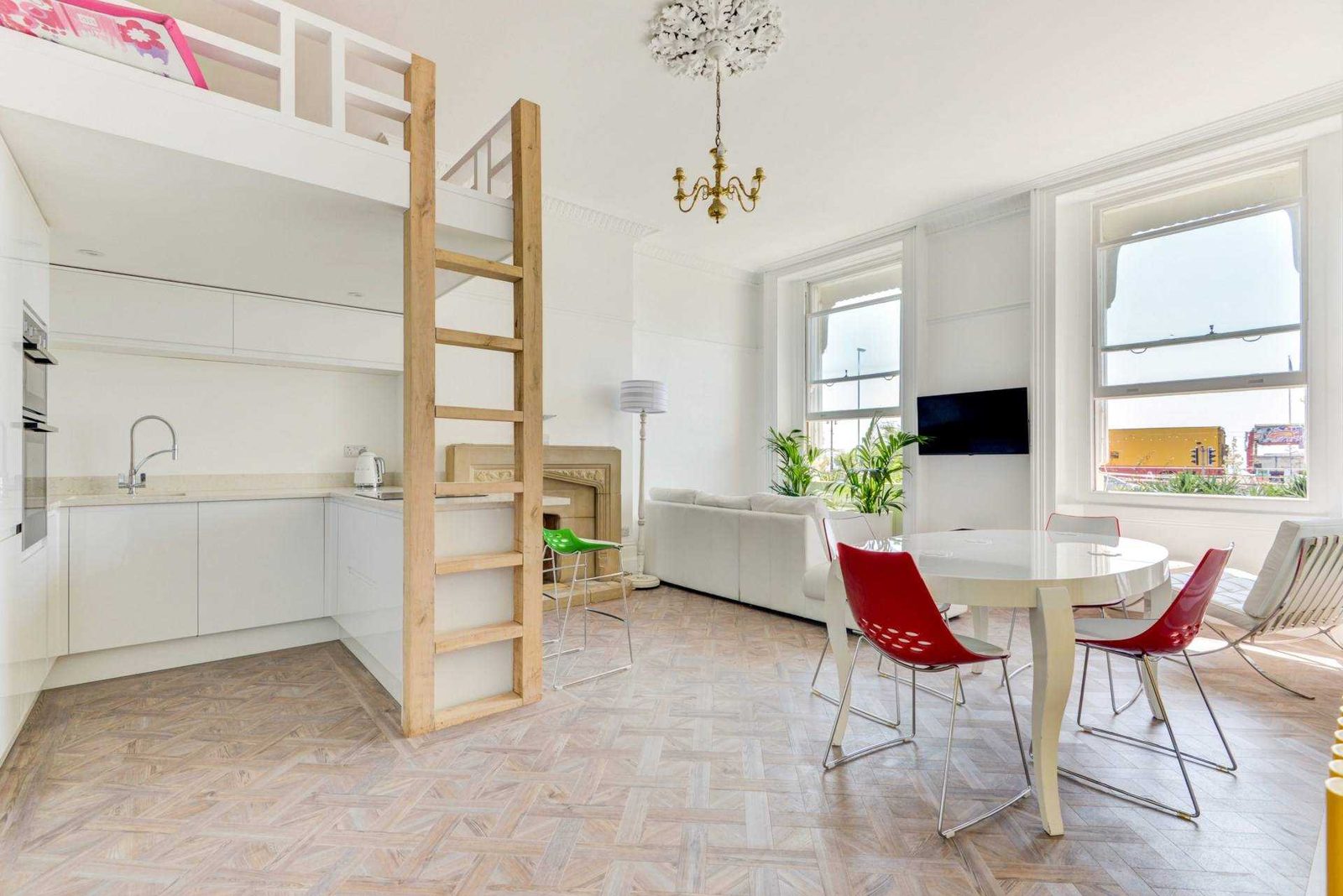 Worthing Seafront Apartment. Iconic Heene Terrace.