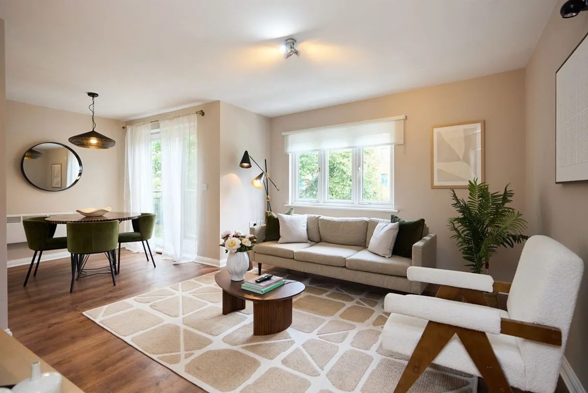 Canary Wharf: chain free waterfront apartment