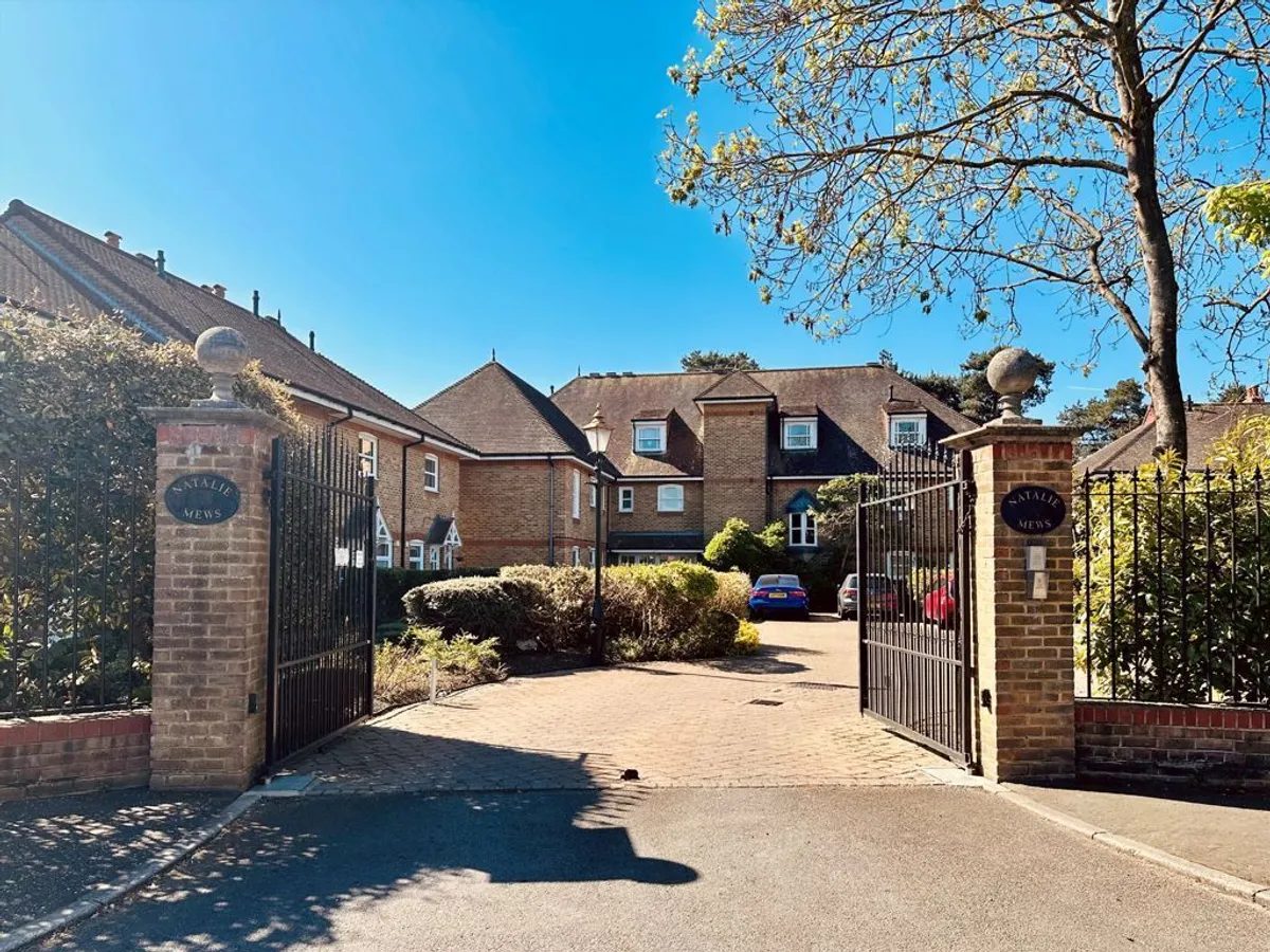 Period waterfront apartment, Twickenham