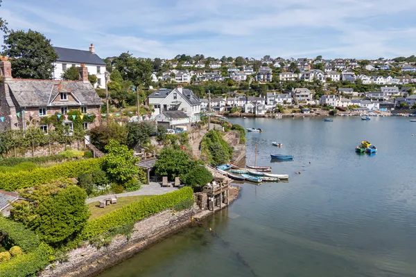 Noss Mayo: waterfront house with an annexe