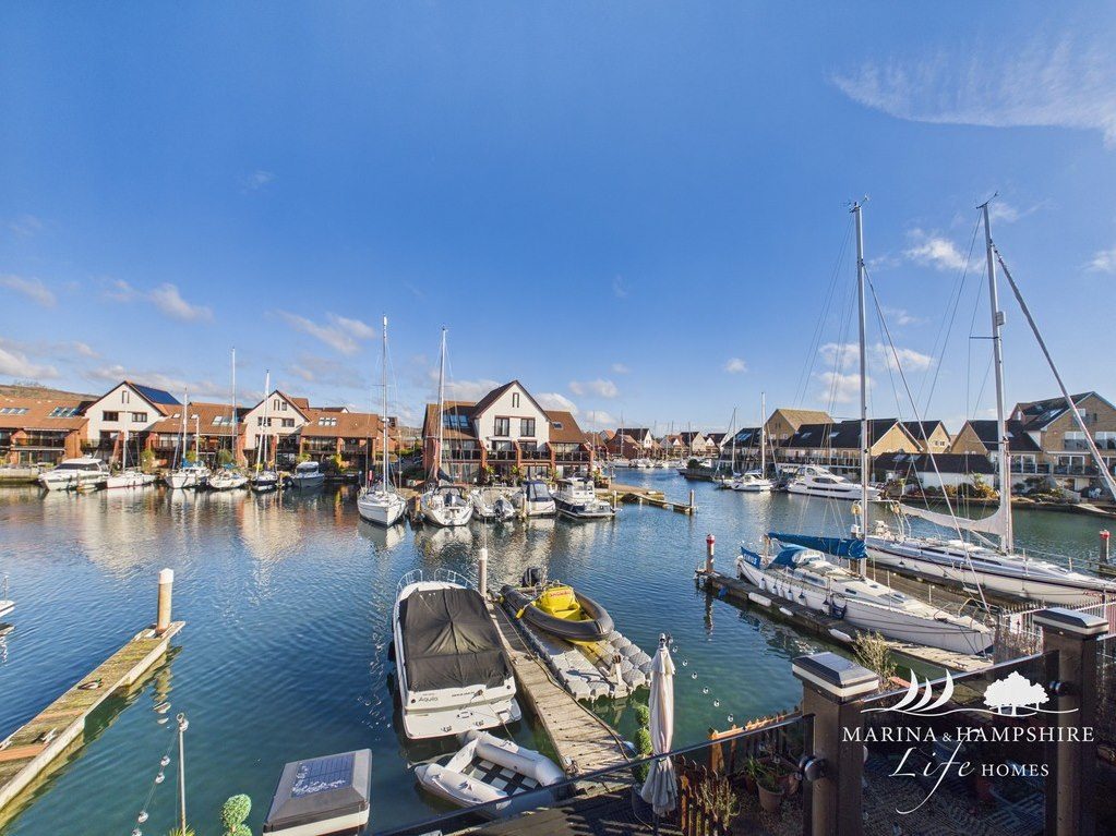 Waterfront townhouse with a mooring in Portchester