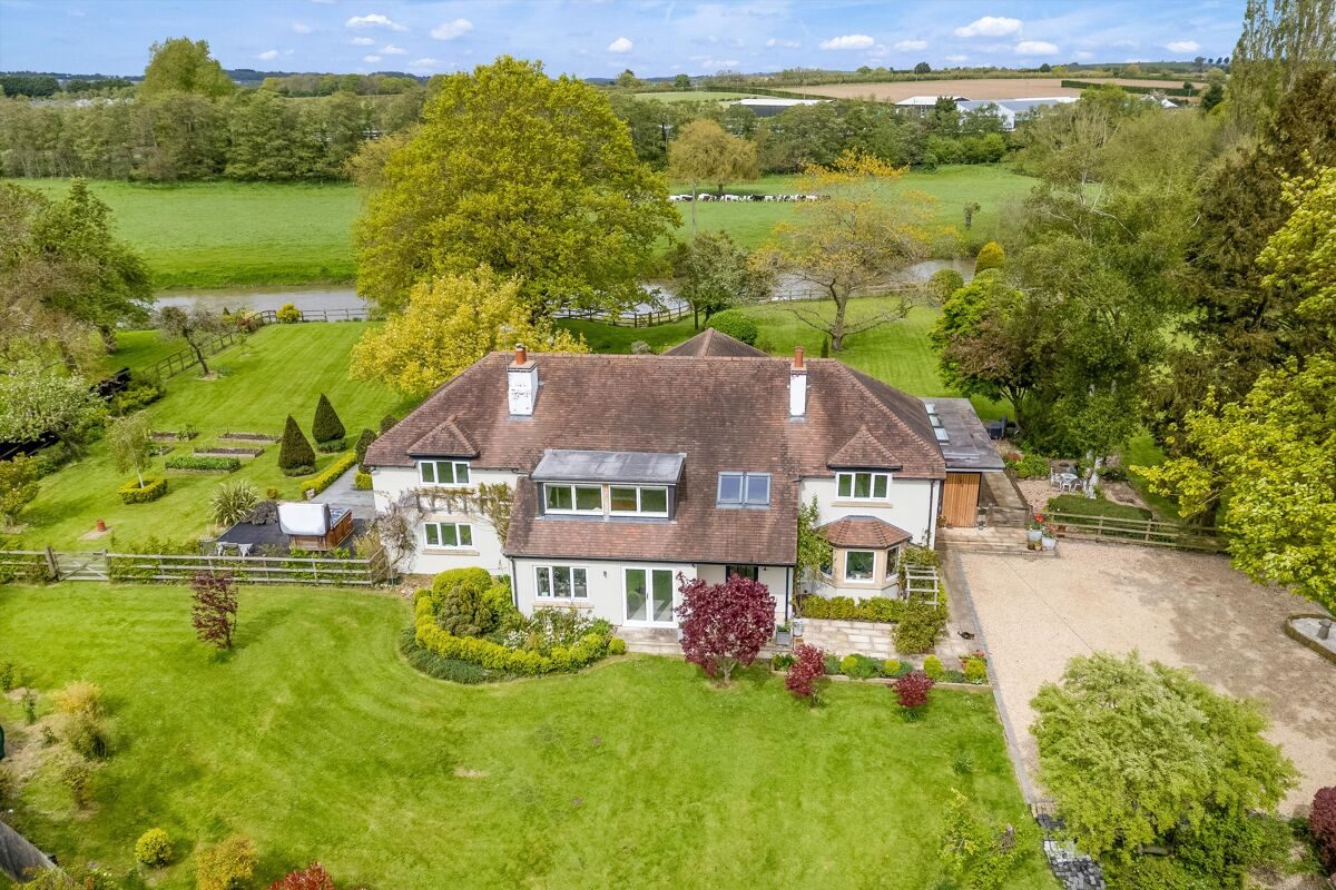 House with outbuildings in Stratford-upon-Avon